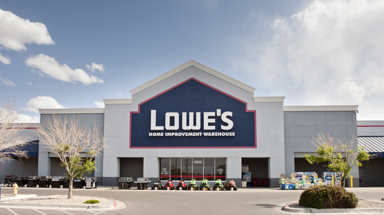Picture displaying a Lowe's store front