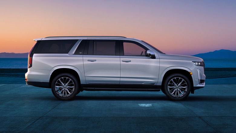 Side view of 2024 Cadillac Escalade ESV