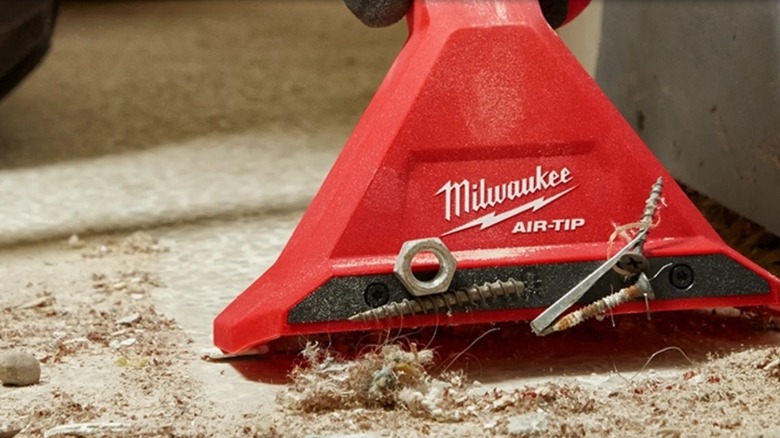 Vacuum cleaner head with pieces of metal on an attached magnet