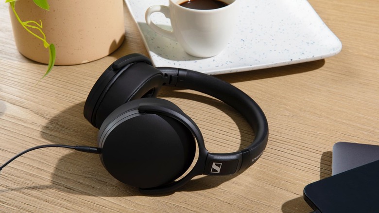 the sennheiser HD 400U lie on a wooden table