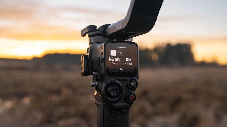 The screen and controls of the DJI RS 5.